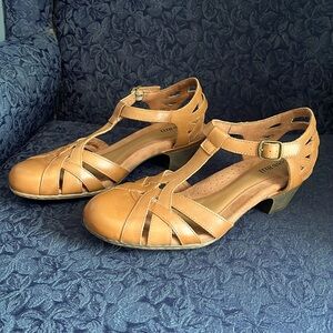 Cobb Hill closed toe sandals New! Size 9